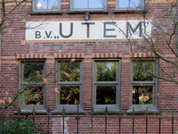 838262 Afbeelding van de gerestaureerde buitenreclame 'B.V. UTEM ', op de voorgevel van het voormalige fabriekspand ...